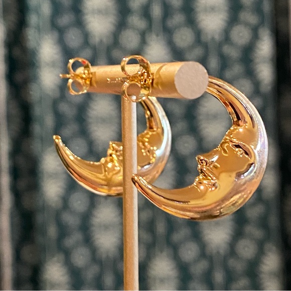 Macy's 14K Gold Plated Moon Crest Crescent Hoop Earrings NIB - Picture 6 of 13